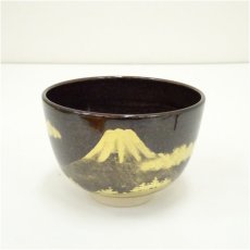 画像2: 膳所焼　岩崎新定造　黒地金彩富士ノ絵茶碗（堀内家十二代　宗完　兼中斎書付）（共箱） (2)