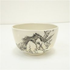 画像2: 京焼　叶松谷造　徳禅寺襖絵依　鉄絵梅茶碗（共箱） (2)