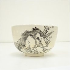 画像3: 京焼　叶松谷造　徳禅寺襖絵依　鉄絵梅茶碗（共箱） (3)