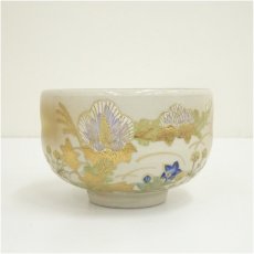 画像3: 九谷焼　芦湖造　色絵秋草内細字茶碗（共箱） (3)