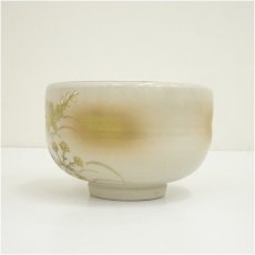 画像4: 九谷焼　芦湖造　色絵秋草内細字茶碗（共箱） (4)