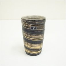 画像2: 有田焼　陶悦窯造　金刷毛目ビアカップ（共箱） (2)