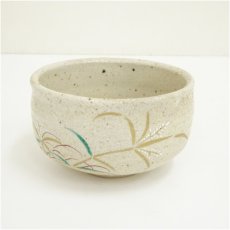 画像2: 九谷焼　土用珠峰造　色絵秋草茶碗（保護箱） (2)