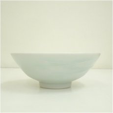 画像4: 宇野徹造　白磁松葉文平茶碗（保護箱） (4)