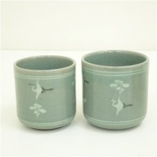 画像2: 海州窯　厳基煥造　青磁雲鶴夫婦湯呑（共箱） (2)