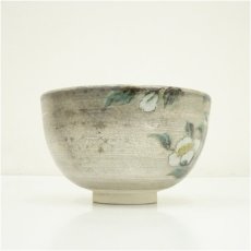 画像4: 九谷焼　吉崎英治造　色絵花文茶碗（共箱） (4)