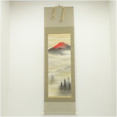 画像1: 岩田東嶺筆　朱映富士　赤富士　肉筆絹本掛軸（共箱） (1)