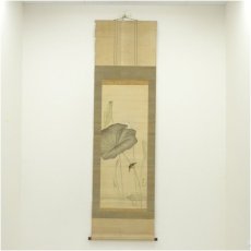 画像1: 岡島清曠筆　紅白蓮華図　小禽　肉筆絹本掛軸（保護箱） (1)