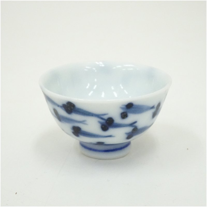 画像2: 作家物 染付メダカ文盃(保護箱) (2)