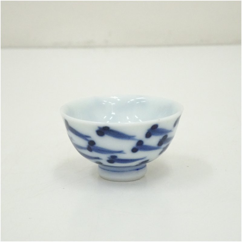 画像2: 作家物 染付メダカ文盃(保護箱) (2)