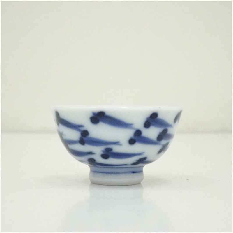 画像3: 作家物 染付メダカ文盃(保護箱) (3)